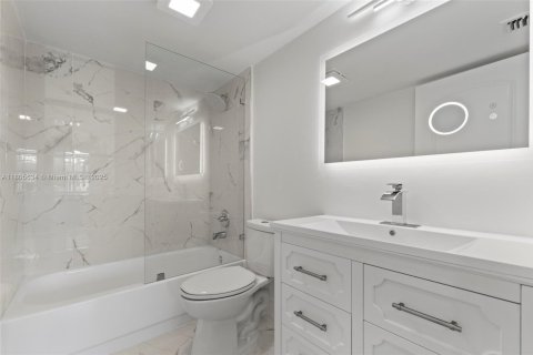 Condo in Pembroke Pines, Florida, 2 bedrooms  № 1742494 - photo 8