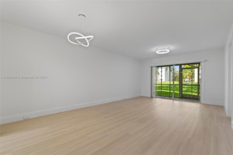 Condo in Pembroke Pines, Florida, 2 bedrooms  № 1742494 - photo 12