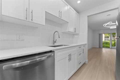 Condo in Pembroke Pines, Florida, 2 bedrooms  № 1742494 - photo 5