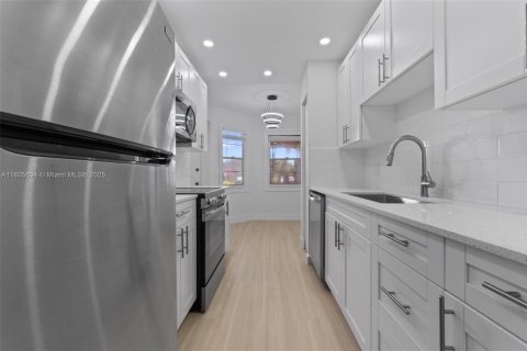 Condo in Pembroke Pines, Florida, 2 bedrooms  № 1742494 - photo 7