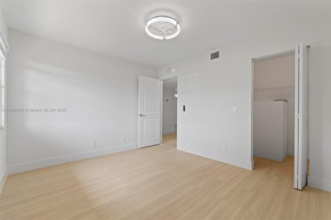 Condo in Pembroke Pines, Florida, 2 bedrooms  № 1742494 - photo 10