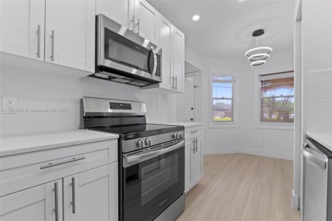 Condo in Pembroke Pines, Florida, 2 bedrooms  № 1742494 - photo 4