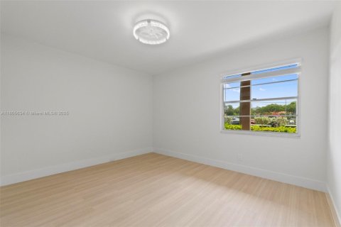 Condo in Pembroke Pines, Florida, 2 bedrooms  № 1742494 - photo 9