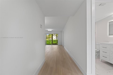 Condo in Pembroke Pines, Florida, 2 bedrooms  № 1742494 - photo 6