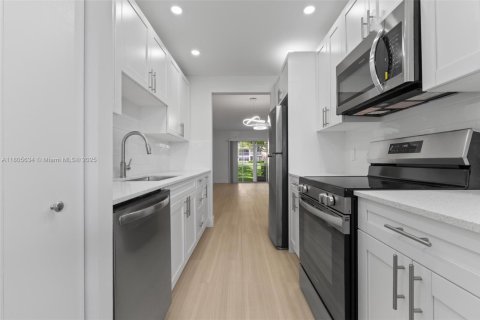 Condo in Pembroke Pines, Florida, 2 bedrooms  № 1742494 - photo 3