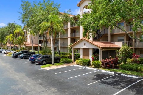 Condo in Pembroke Pines, Florida, 2 bedrooms  № 1742494 - photo 1