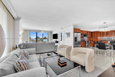 Condo in Bal Harbour, Florida, 3 bedrooms  № 1696783 - photo 1