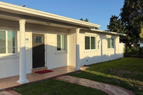 Casa en venta en Miami, Florida, 4 dormitorios, 101.17 m2 № 1864179 - foto 1