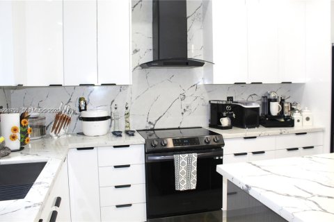 House in Homestead, Florida 3 bedrooms, 128.21 sq.m. № 2040862 - photo 10