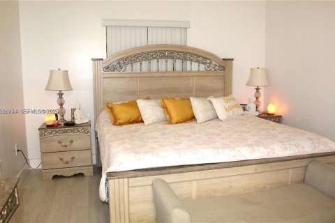 House in Homestead, Florida 3 bedrooms, 128.21 sq.m. № 2040862 - photo 12