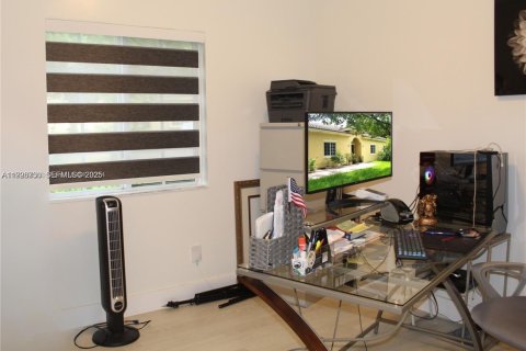 House in Homestead, Florida 3 bedrooms, 128.21 sq.m. № 2040862 - photo 15