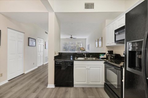 Condo in Bradenton, Florida, 2 bedrooms № 2339287 - photo 8