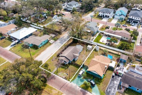 House in Tampa, Florida 4 bedrooms, 301.93 sq.m. № 1513225 - photo 5