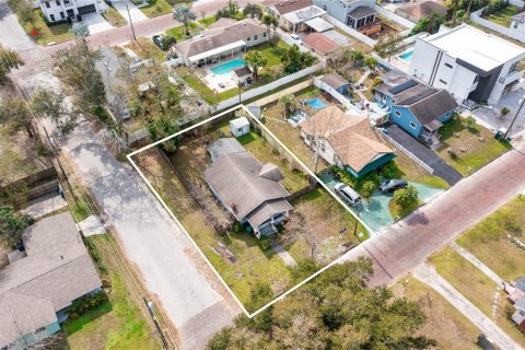 House in Tampa, Florida 4 bedrooms, 301.93 sq.m. № 1513225 - photo 3