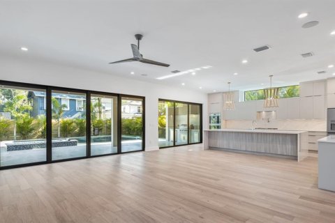 House in Tampa, Florida 4 bedrooms, 301.93 sq.m. № 1513225 - photo 13
