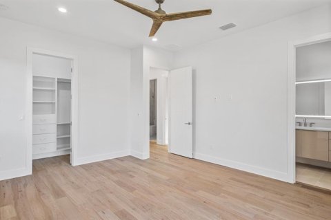 House in Tampa, Florida 4 bedrooms, 301.93 sq.m. № 1513225 - photo 18
