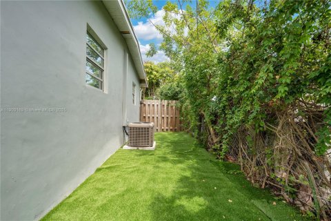 Casa en venta en Fort Lauderdale, Florida, 3 dormitorios, 76.64 m2 № 1951887 - foto 23