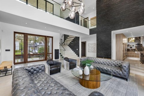 House in North Miami Beach, Florida 6 bedrooms, 490.34 sq.m. № 2189682 - photo 12