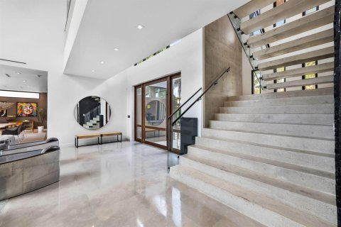 House in North Miami Beach, Florida 6 bedrooms, 490.34 sq.m. № 2189682 - photo 16