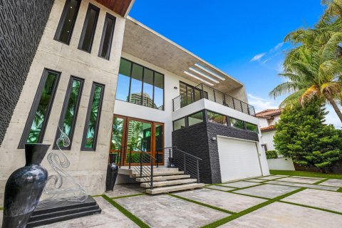 House in North Miami Beach, Florida 6 bedrooms, 490.34 sq.m. № 2189682