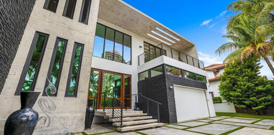 House in North Miami Beach, Florida 6 bedrooms, 490.34 sq.m. № 2189682