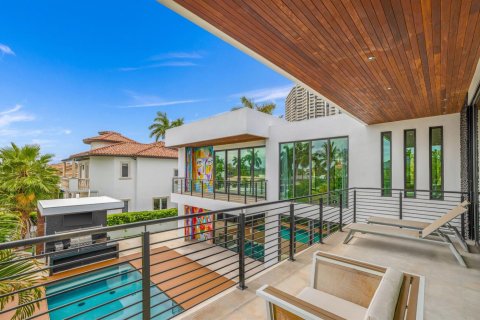 House in North Miami Beach, Florida 6 bedrooms, 490.34 sq.m. № 2189682 - photo 3