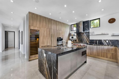 House in North Miami Beach, Florida 6 bedrooms, 490.34 sq.m. № 2189682 - photo 27