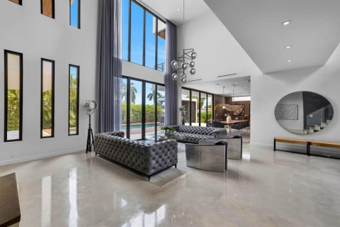 House in North Miami Beach, Florida 6 bedrooms, 490.34 sq.m. № 2189682 - photo 10