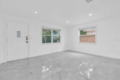 Casa en venta en Saint Petersburg, Florida, 2 dormitorios, 90.3 m2 № 1857713 - foto 5