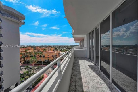 Condo in Surfside, Florida, 1 bedroom  № 2043208 - photo 11