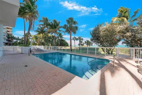 Condo in Surfside, Florida, 1 bedroom  № 2043208 - photo 19