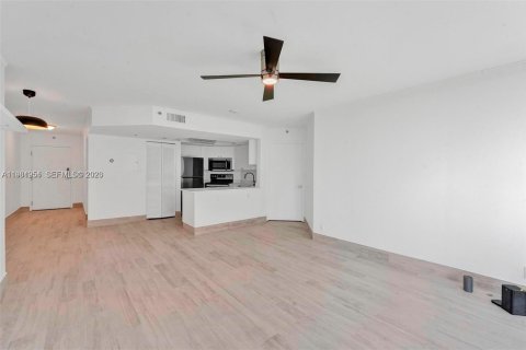 Condo in Surfside, Florida, 1 bedroom  № 2043208 - photo 7