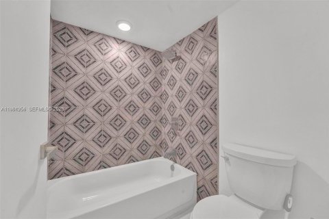 Condo in Surfside, Florida, 1 bedroom  № 2043208 - photo 17