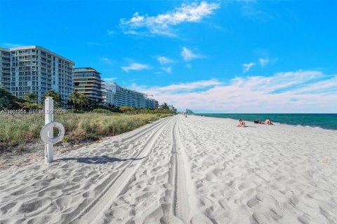 Condo in Surfside, Florida, 1 bedroom  № 2043208 - photo 22