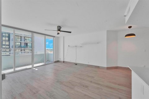 Condo in Surfside, Florida, 1 bedroom  № 2043208 - photo 2