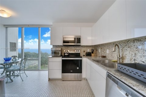 Condo in Key Biscayne, Florida, 2 bedrooms  № 1956929 - photo 7