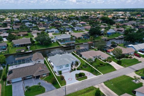 House in Palm Coast, Florida 4 bedrooms, 254.37 sq.m. № 2238045 - photo 10