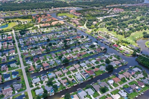 House in Palm Coast, Florida 4 bedrooms, 254.37 sq.m. № 2238045 - photo 23