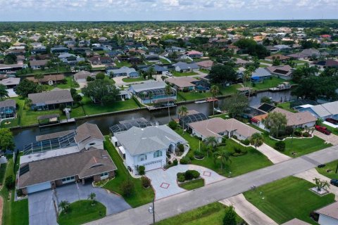 House in Palm Coast, Florida 4 bedrooms, 254.37 sq.m. № 2238045 - photo 9