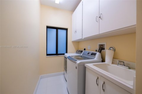 House in Miramar, Florida 5 bedrooms, 395.95 sq.m. № 2007059 - photo 24