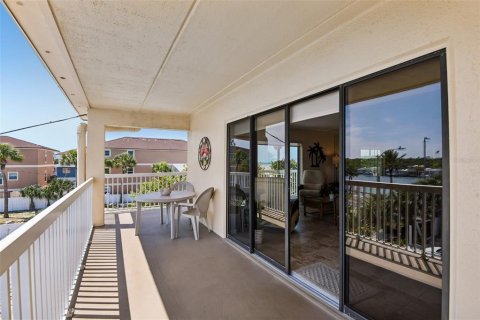 Condo in Indian Rocks Beach, Florida, 2 bedrooms № 2100708 - photo 15