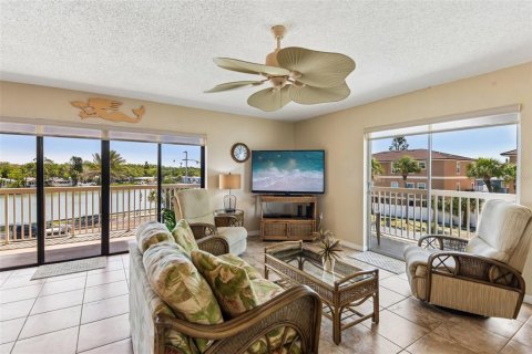 Condo in Indian Rocks Beach, Florida, 2 bedrooms № 2100708 - photo 3