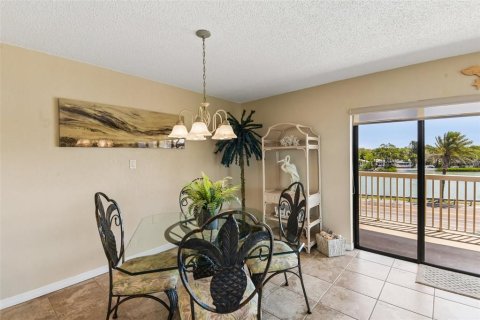 Condo in Indian Rocks Beach, Florida, 2 bedrooms № 2100708 - photo 5