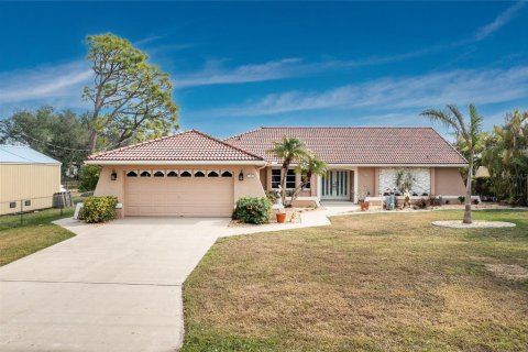 House in Port Charlotte, Florida 3 bedrooms, 261.06 sq.m. № 1421012 - photo 1