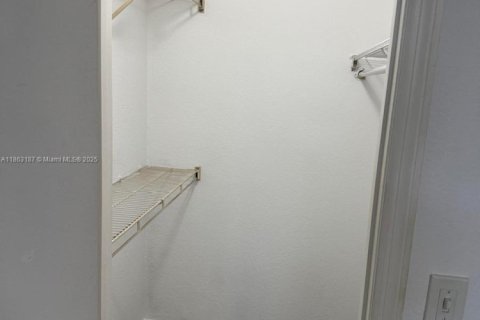 Condominio en alquiler en Sunrise, Florida, 1 dormitorio, 69.03 m2 № 1892992 - foto 13