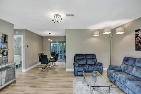 Casa en alquiler en Pompano Beach, Florida, 3 dormitorios, 179.86 m2 № 2030553 - foto 2