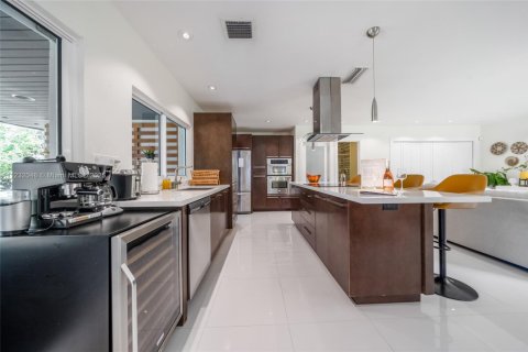 House in Miami, Florida 4 bedrooms, 214.88 sq.m. № 1979750 - photo 9