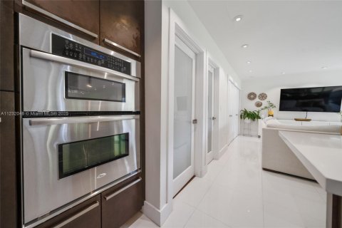 House in Miami, Florida 4 bedrooms, 214.88 sq.m. № 1979750 - photo 12