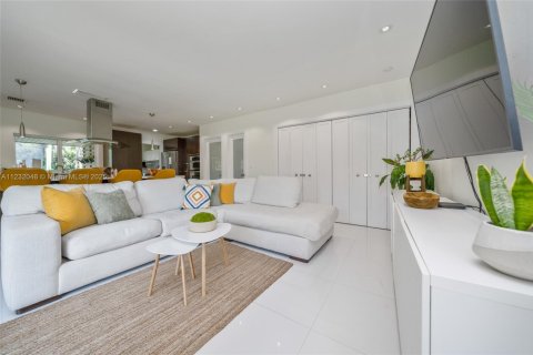 House in Miami, Florida 4 bedrooms, 214.88 sq.m. № 1979750 - photo 4