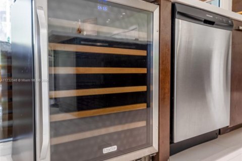 House in Miami, Florida 4 bedrooms, 214.88 sq.m. № 1979750 - photo 11